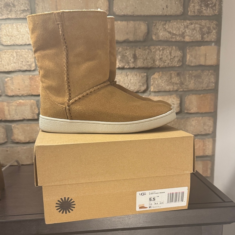 UGG Women’s 5.5/ Kids 3.5 Tan Boots
